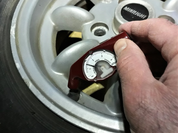 Utiliser un manomètre pour vérifier la pression de la roue de secours