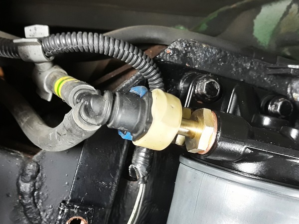Placer le cache sur le connecteur de durite carburant