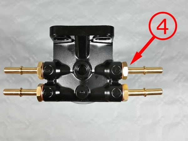 Dévisser le connecteur n°4 du support de filtre gasoil Defender Td5