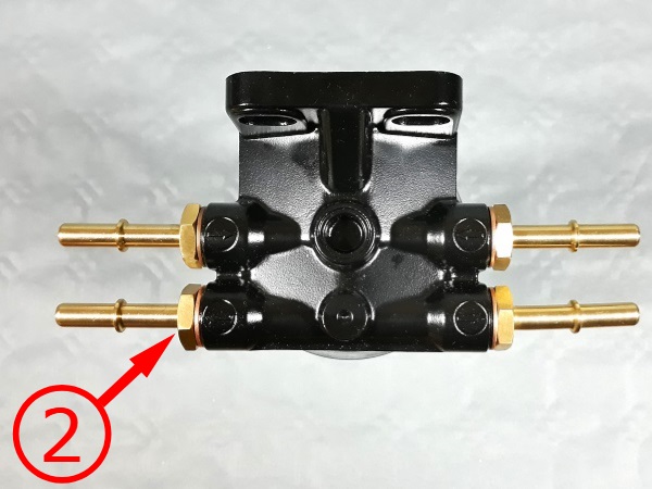 Dévisser le connecteur n°2 du support de filtre gasoil Defender Td5