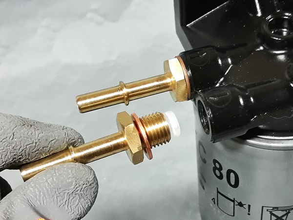 Retirer le connecteur purge d'air du support filtre gasoil Defender Td5