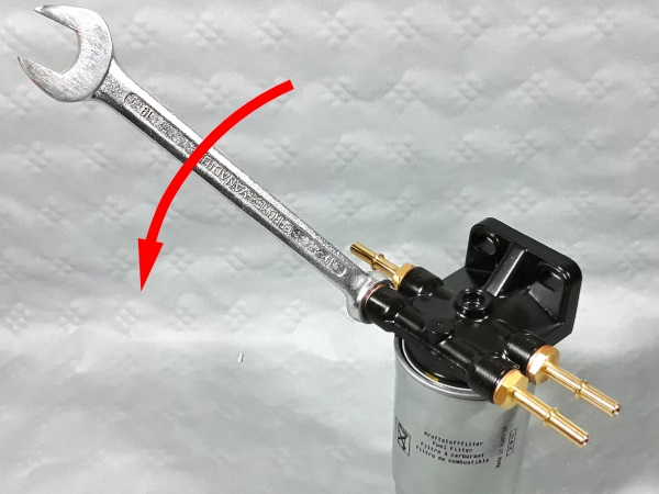 Visser le connecteur de clapet de purge sur le support filtre gasoil