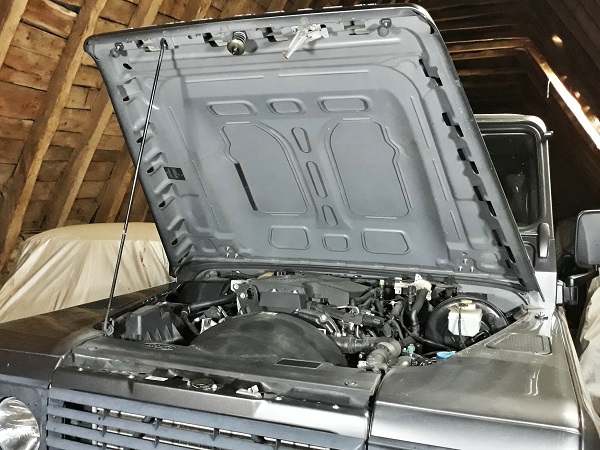 Capot Land Rover Defender ouvert