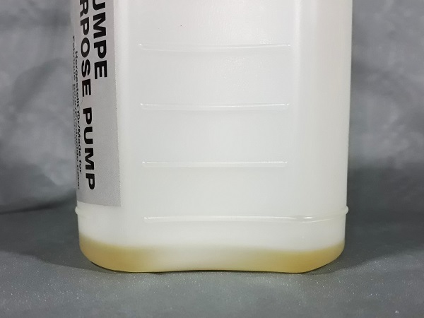 Transvaser 0.3 litre d'huile dans la pompe de transfert