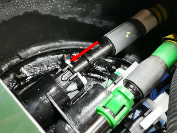 Connecter la durite sur pompe à gasoil