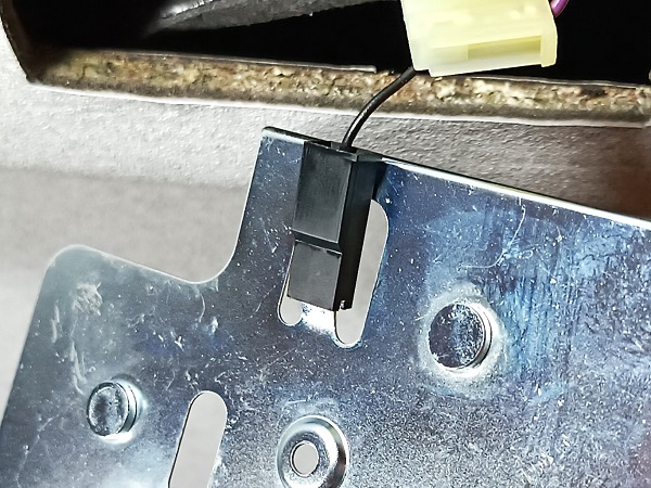 Connecter le câble de masse sur le support plafonnier