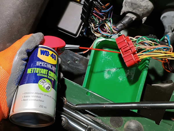 Pulvériser du WD40 nettoyant contacts dans le connecteur