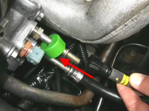 Connecter durite carburant sur tuyau rigide