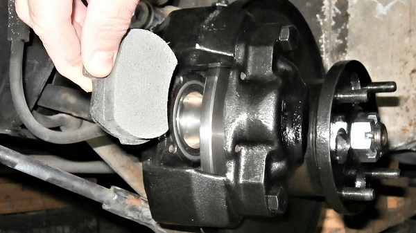 Front brake pads change on Austin Mini