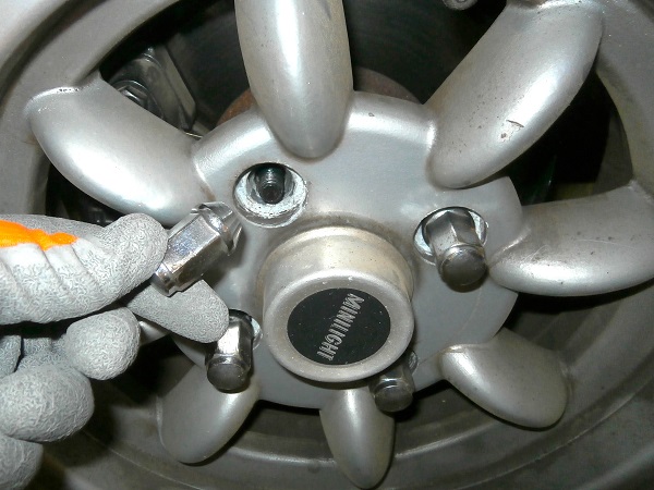 Unscrew the 4 wheel nuts on the Mini classic