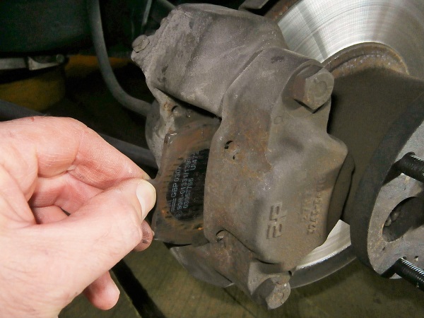 Remove brake pads from brake caliper on Mini classic