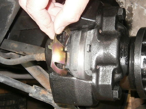Fit anti-squeal shims on Mini classic