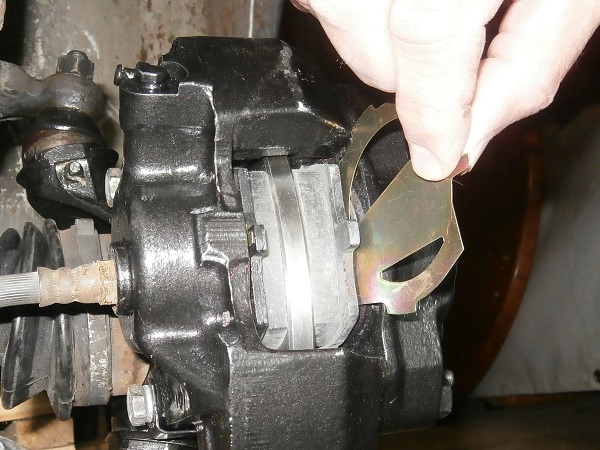 Fit anti-squeal shims on the brake caliper