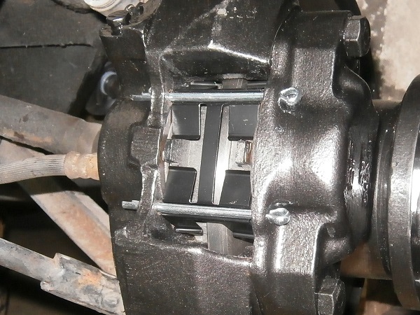 Split pins on the brake caliper