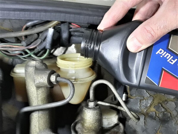 Check brake fluid level Austin Mini