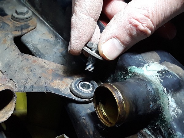 Retirer les vis patte supérieure de radiateur sur Austin Mini