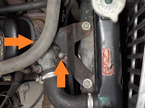 Localiser les vis patte supérieure de radiateur du côté thermostat