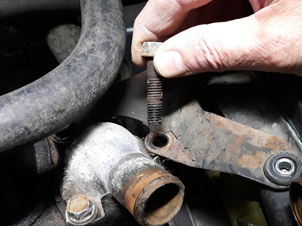 Retirer les vis patte supérieure de radiateur du côté thermostat sur Austin Mini
