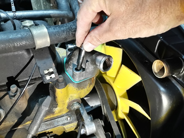 Retirer la 3ème vis de fixation boîtier thermostat
