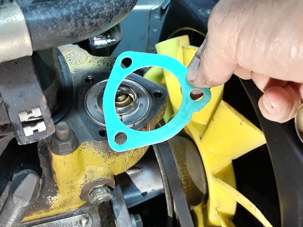 Positionner nouveau joint de thermostat sur Austin Mini