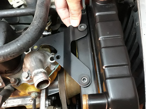Positionner la patte supérieure de radiateur sur Austin Mini