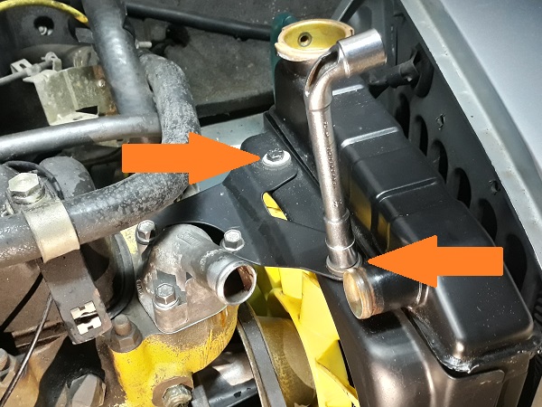Serrer les 2 vis de fixation patte supérieure du côté radiateur