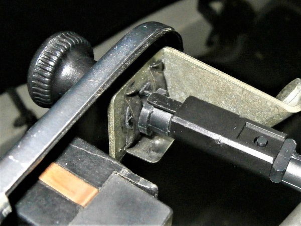 Positionner clip fixation câble starter