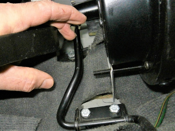 Positionner clip fixation câble