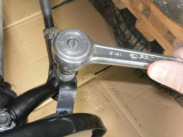 Visser l'écrou de rotule de direction sur Austin Mini