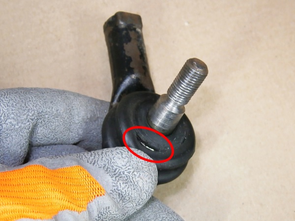 Check that the track rod end gaiter is in perfect condition