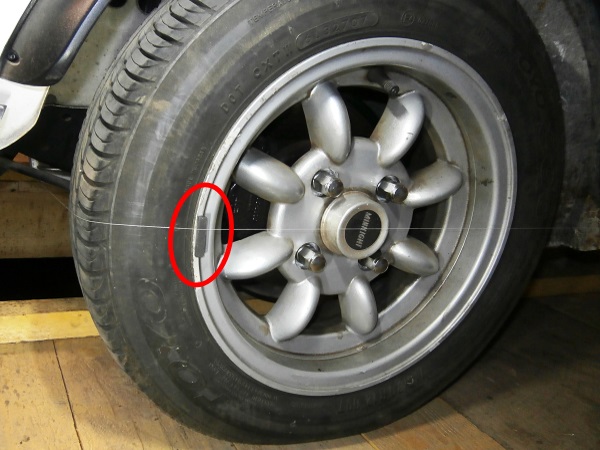 Écarter la ficelle du pneu