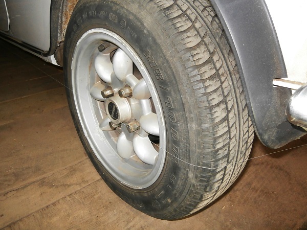 Écarter la ficelle du pneu arrière