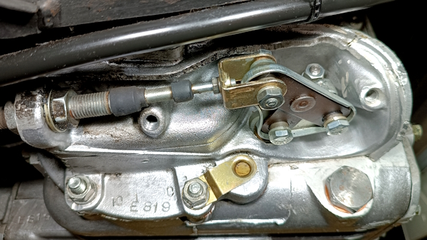 Changer le joint spi de tringlerie de boîte auto sur Austin Mini