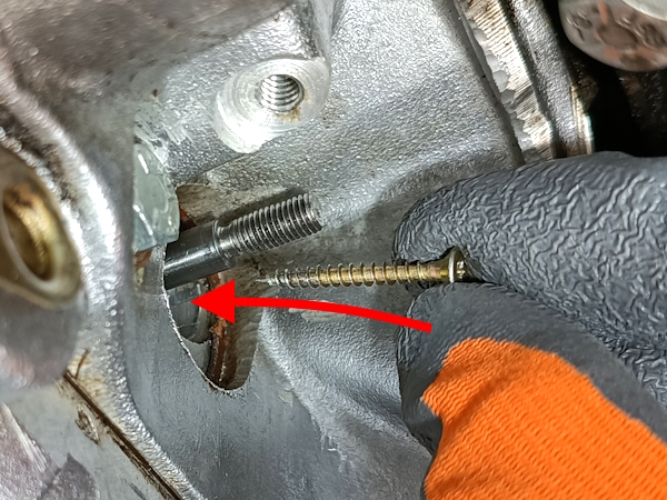 Utiliser une vis à bois pour retirer le joint spi de tringlerie