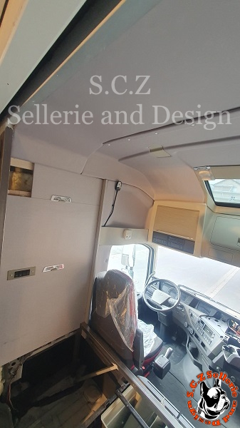 Intérieur d'un camion aménagé par SCZ Sellerie and Design