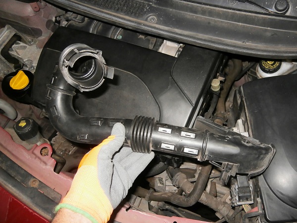Fit the air inlet duct to the air filter box.