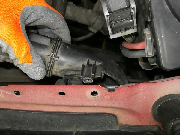 Fit air inlet duct to the front upper crossmember