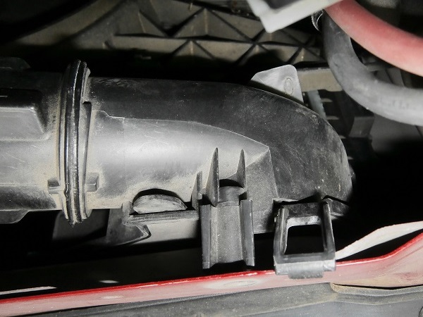 Air inlet duct positioned on the upper front crossmember