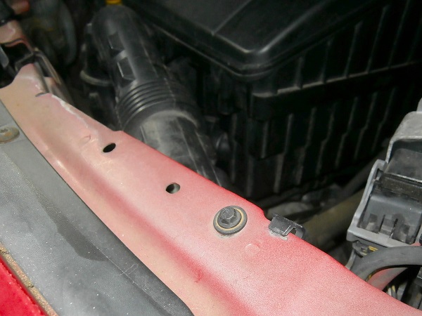 Air inlet duct screw in position
