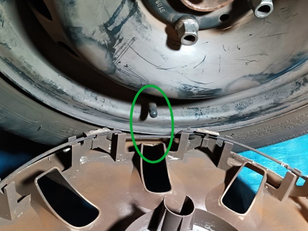 Bien positionner l'échancrure de l'enjoliveur au niveau de la valve