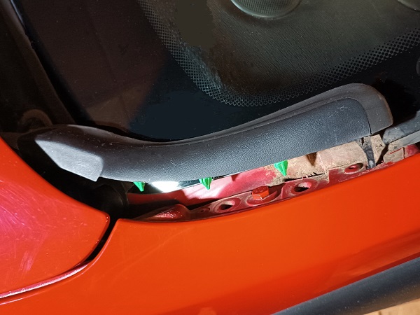Enjoliveur gauche de pare-brise sur Twingo 2